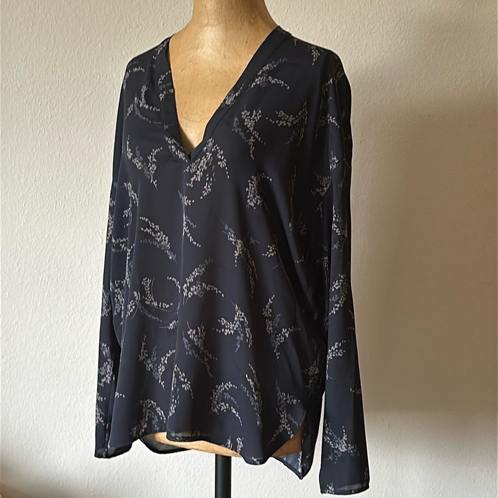 Vince sz S v neck black floral print blouse great pre owned condition
